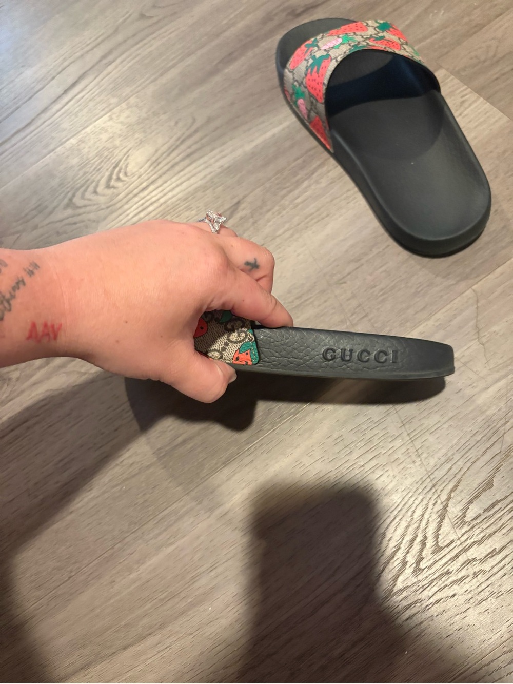 Gucci Black Slides with Strawberry Print Strap - Picture 4 of 4